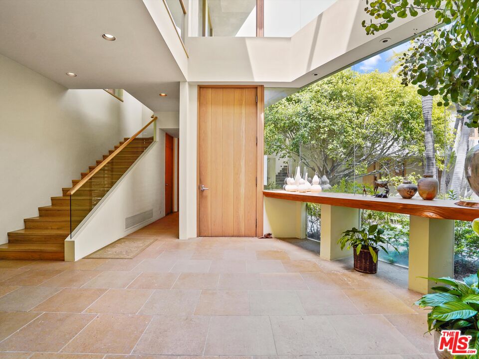 31280 Broad Beach Road Malibu, CA 90265 - Photo 9 of 43 a view of an entryway