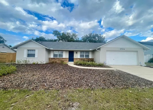 a view of house with a yard