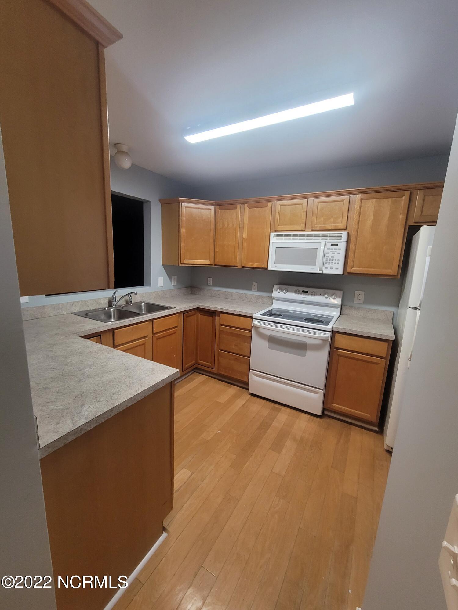 5132 Greenville Loop Road, Unit B Wilmington, NC 28409 - Photo 3 of 17 --tZ8Ruc