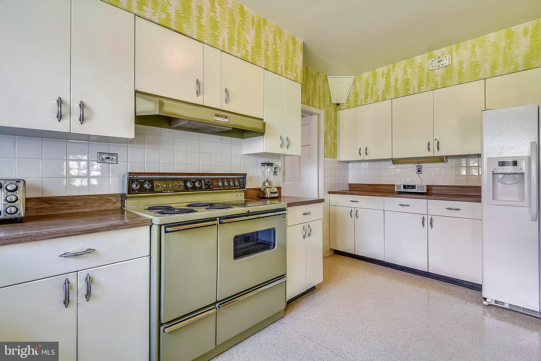 5105 Springlake Way Baltimore, MD 21212 - Photo 20 of 57 Very well maintained metal cabinetry