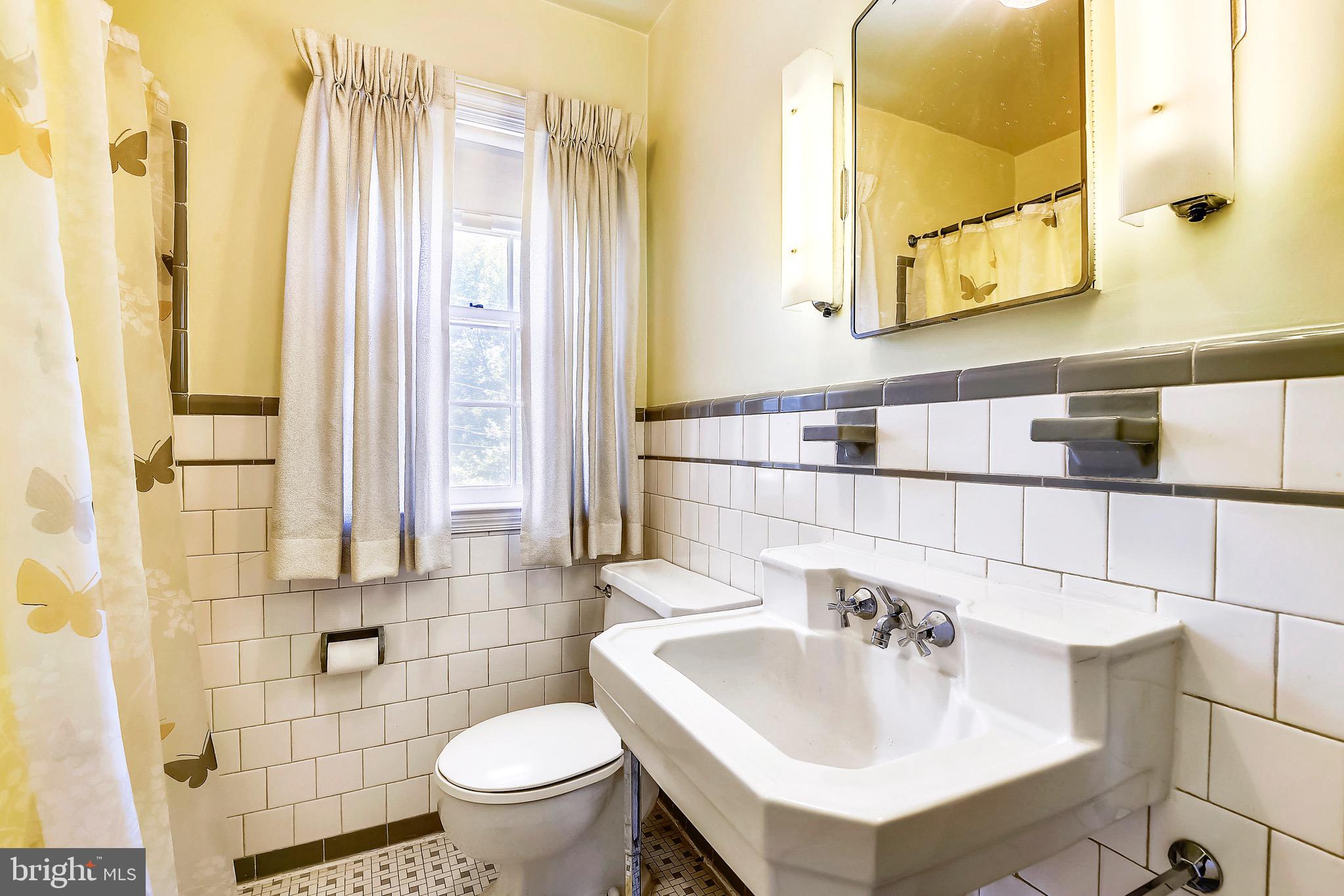 5105 Springlake Way Baltimore, MD 21212 - Photo 29 of 57 Full bath on second floor
