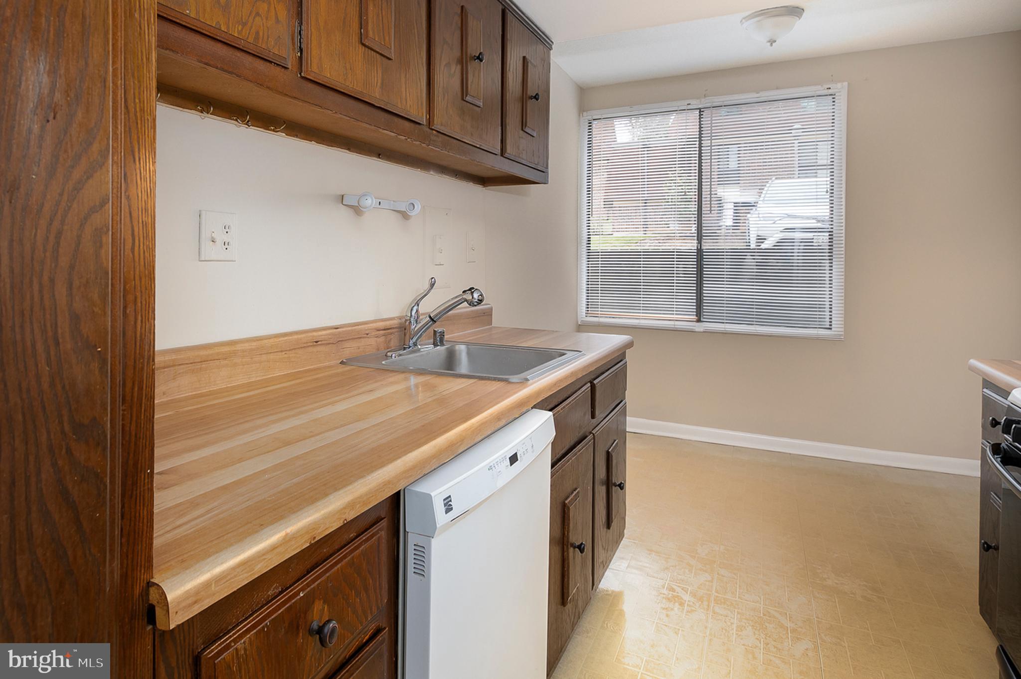 5251 West Running Brook Road, Unit 102 Columbia, MD 21044 - Photo 12 of 30 Kitchen (alt view)