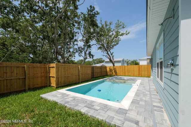 a view of a backyard