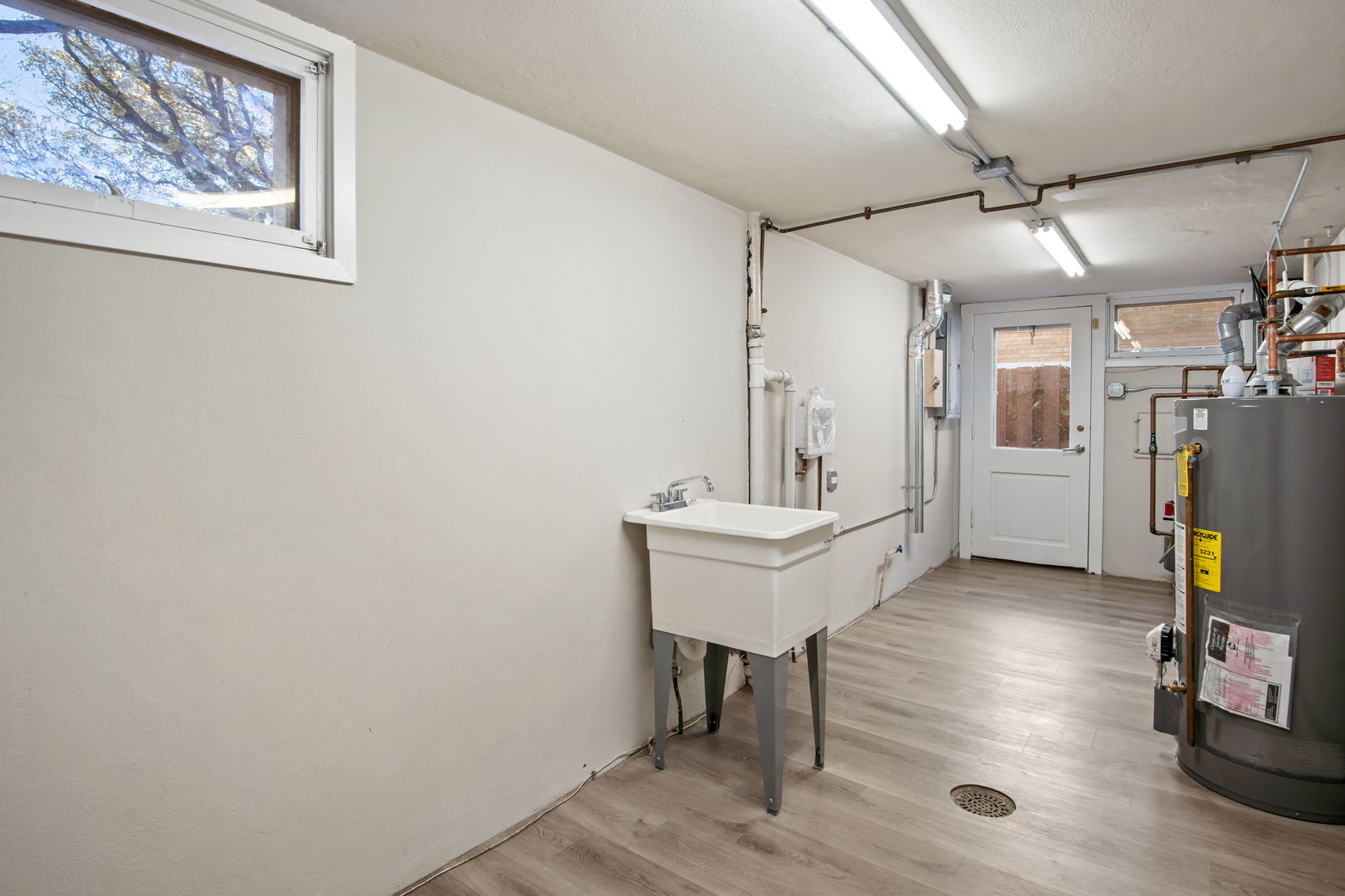 914 Brook Street Elgin, IL 60120 - Photo 15 of 21 a view of a hallway with seating area