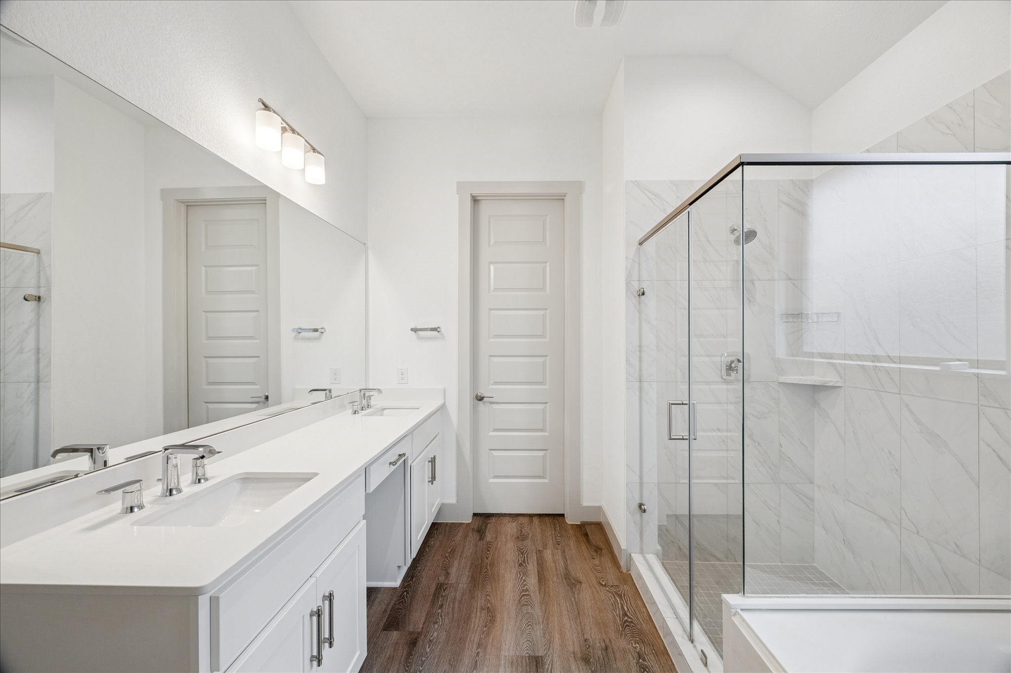 2550 Austin Trail Friendswood, TX 77546 - Photo 18 of 35 Primary en-suite bathroom with double sinks, a vanity area for getting ready, shower and separate tub for soaking.