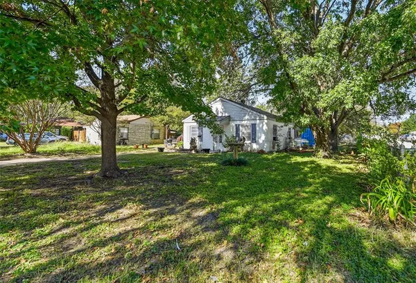 a view of house with backyard