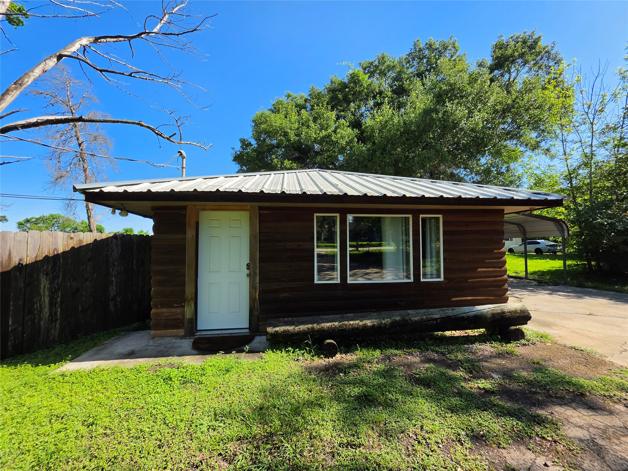 206 Elm Street Highlands, TX 77562 - Photo 4 of 49 "Mother-in-law" Suite at the front of the property.