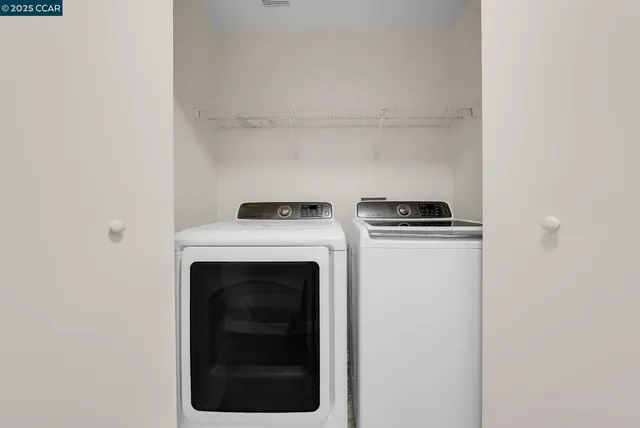 a close up view of a washer and dryer