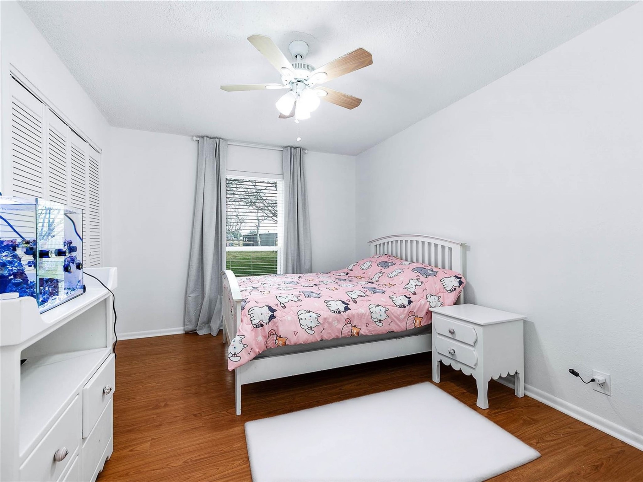 1619 County Road 387 Rosharon, TX 77583 - Photo 19 of 49 The second bedroom overlooks the front yard and has convenient access to the hallway full bathroom. This bedroom has a generous sized closet.