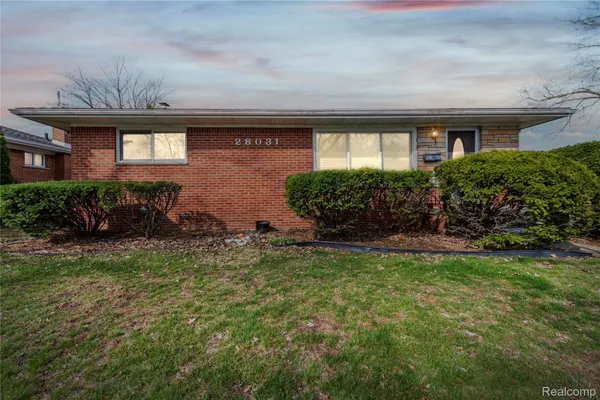$274,900 | 28031 Lorraine Avenue, Warren, MI 48093