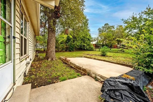a view of a backyard with table and chairs