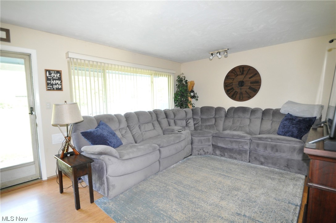 297 Barrett Road Berea, OH 44017 - Photo 3 of 27 Gallery Image 3
