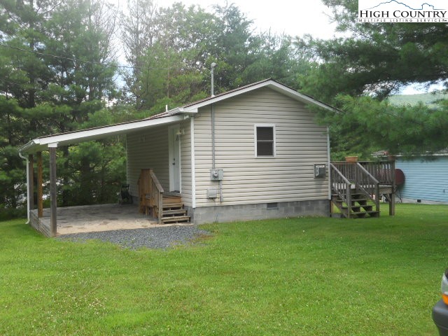 196 Boyden Road Banner Elk, NC 28604 - Photo 3 of 12 a backyard of a house with table and chairs