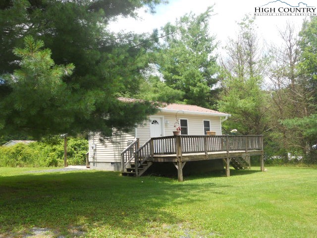 196 Boyden Road Banner Elk, NC 28604 - Photo 4 of 12 a white house that has a tree in it