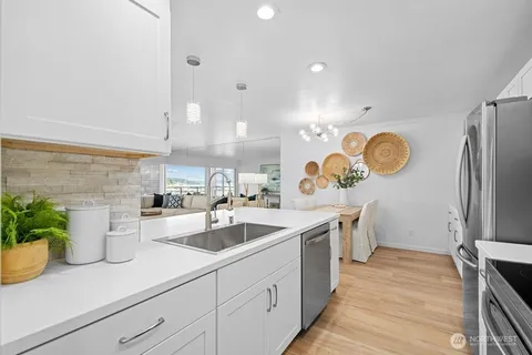 $1,000,000 | 515 Lake Street South, Unit 205, Kirkland, WA 98033