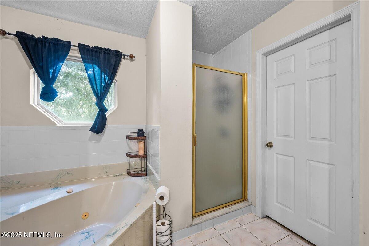 55056 Yellow Jacket Drive Callahan, FL 32011 - Photo 13 of 31 a bathroom with a tub and a sink