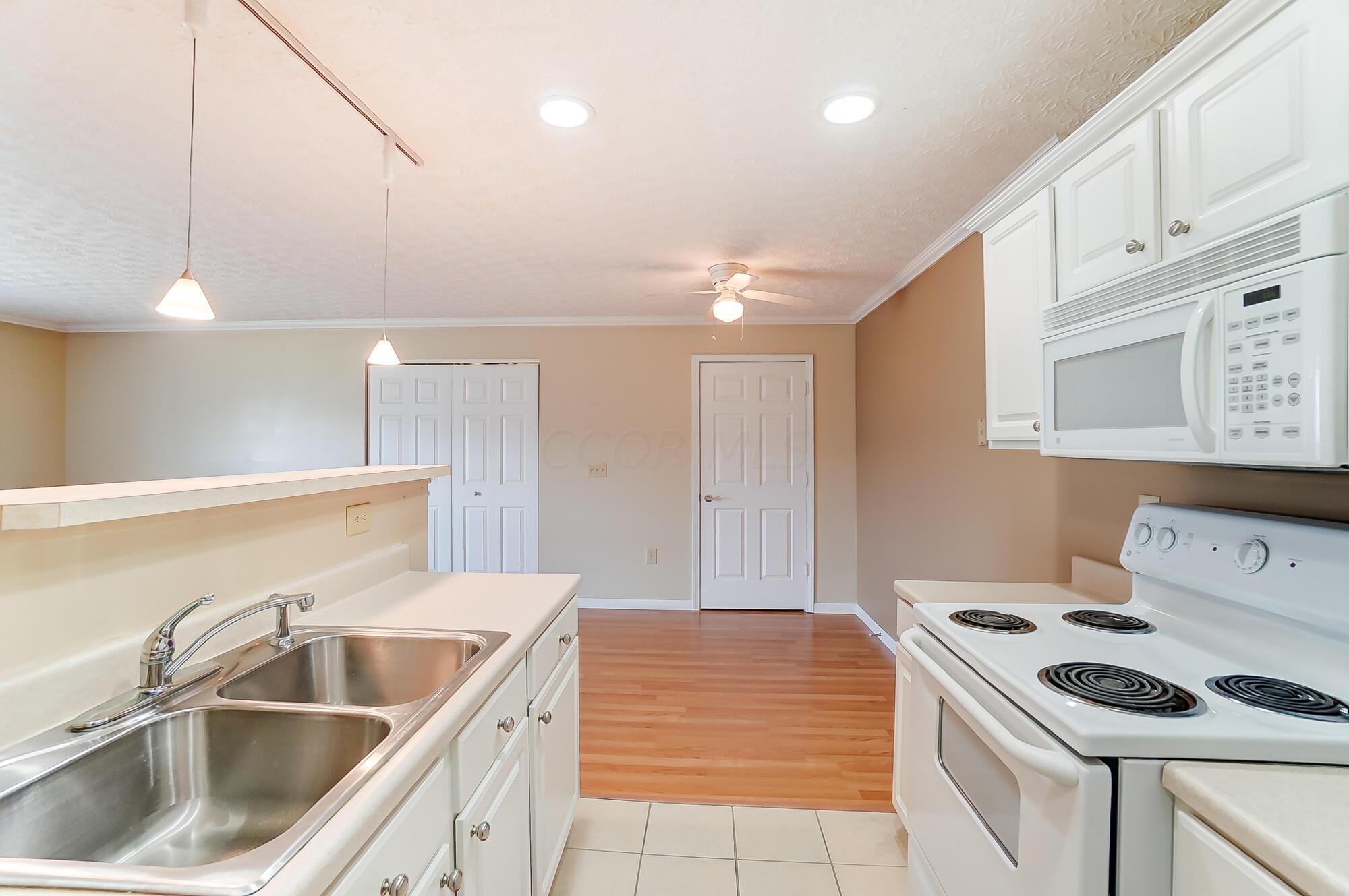 5536 Garden Ridge Columbus, OH 43228 - Photo 17 of 48 Kitchen