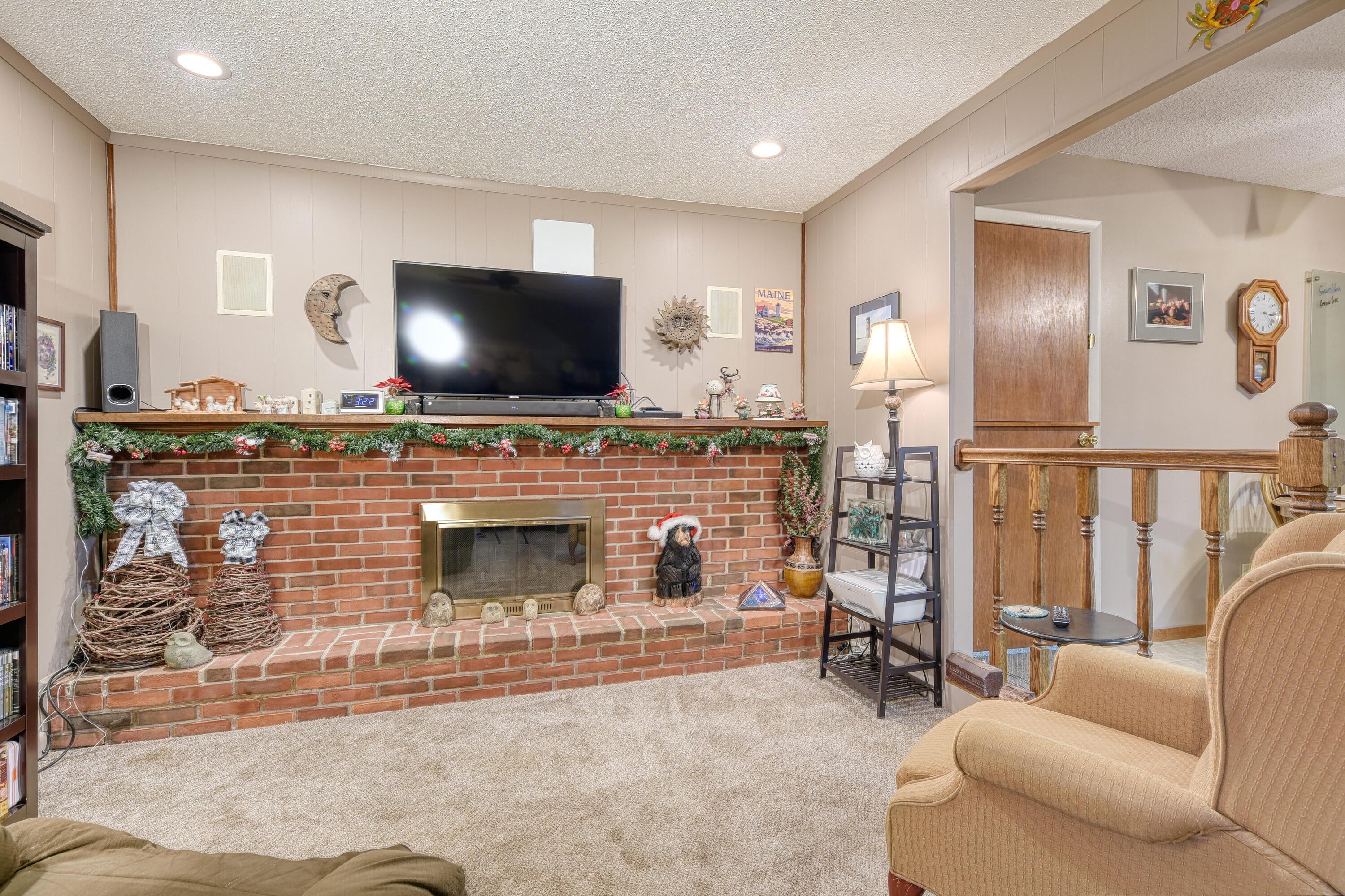 2188 Trent Road Columbus, OH 43229 - Photo 13 of 33 Family Room