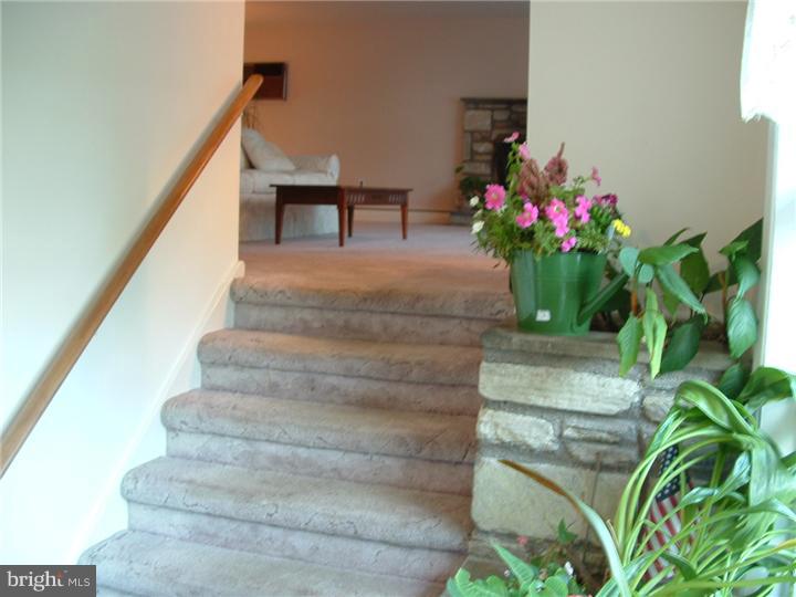 1319 Harris Road Dresher, PA 19025 - Photo 2 of 19 Foyer