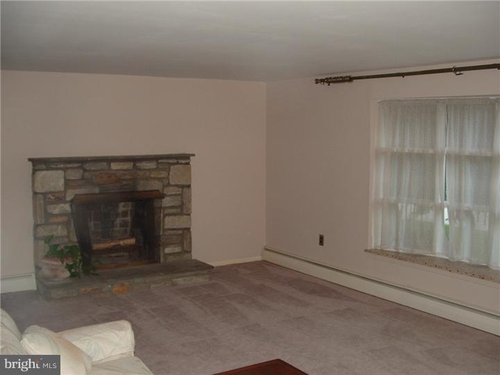 1319 Harris Road Dresher, PA 19025 - Photo 5 of 19 Living Room