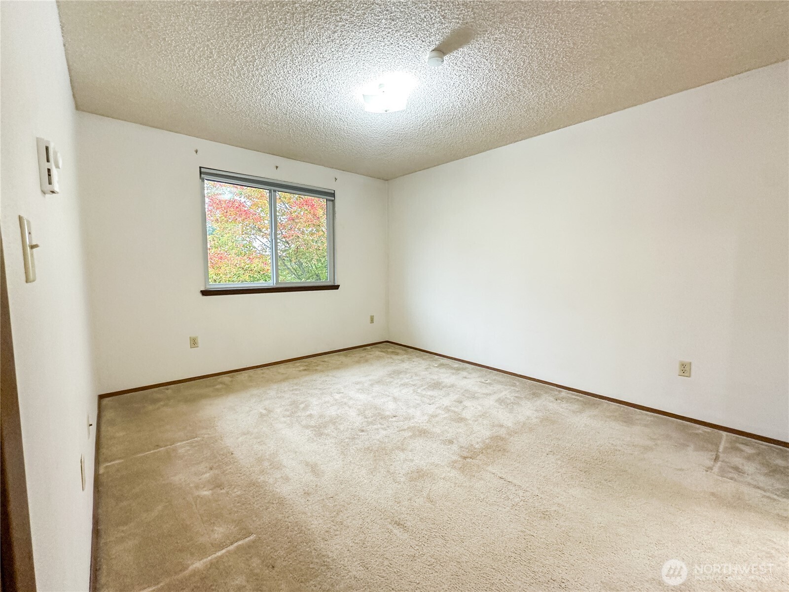 3560 Narrows View Lane Northeast, Unit 5201 Bremerton, WA 98310 - Photo 11 of 28 an empty room with windows