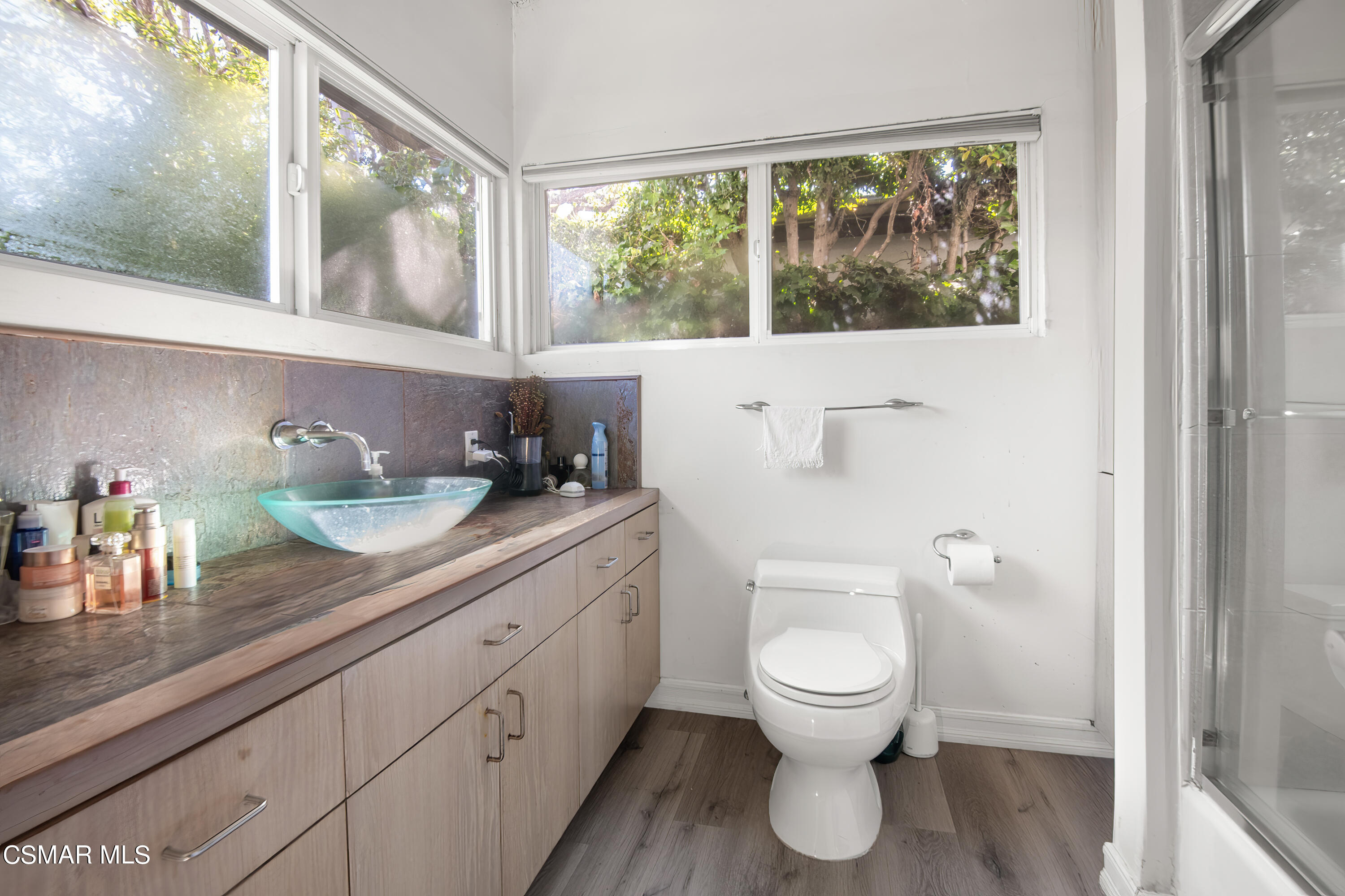 2420 Frey Avenue Venice, CA 90291 - Photo 14 of 24 a bathroom with a toilet a sink and a window