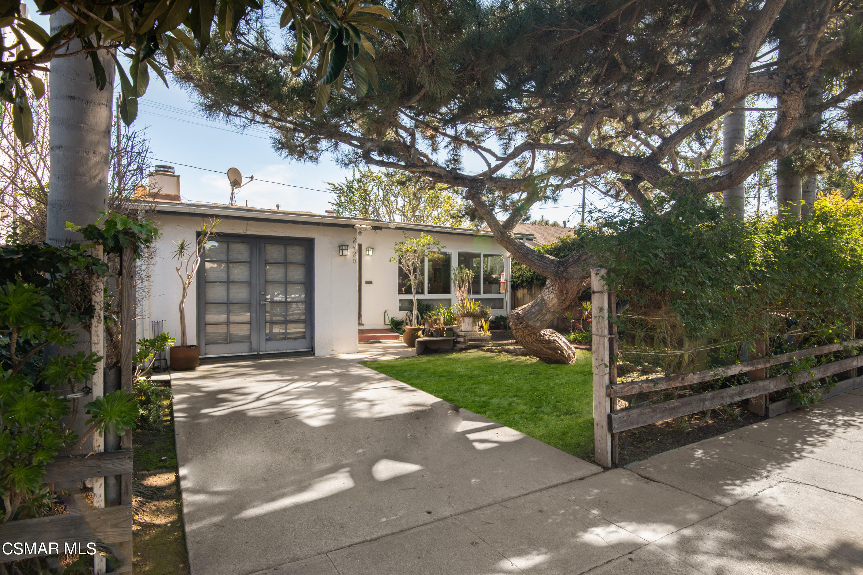 2420 Frey Avenue Venice, CA 90291 - Photo 2 of 24 a view of a house with backyard and garden