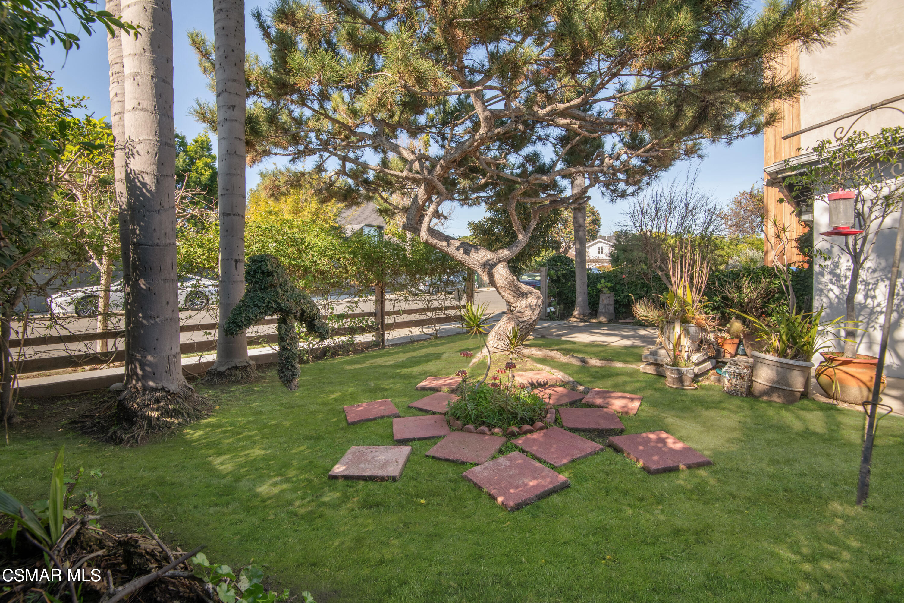 2420 Frey Avenue Venice, CA 90291 - Photo 5 of 24 a view of backyard with green space