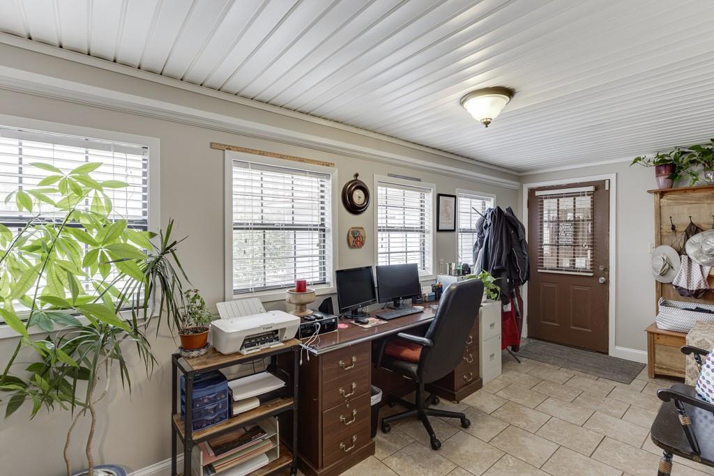722 Charlie Morris Road Colbert, GA 30628 - Photo 23 of 78 a view of a livingroom with workspace and a window