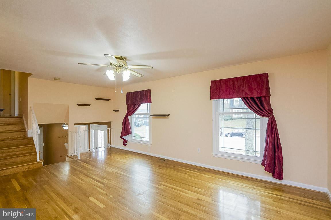 8542 Stonewall Road Manassas, VA 20110 - Photo 11 of 30 Living Room