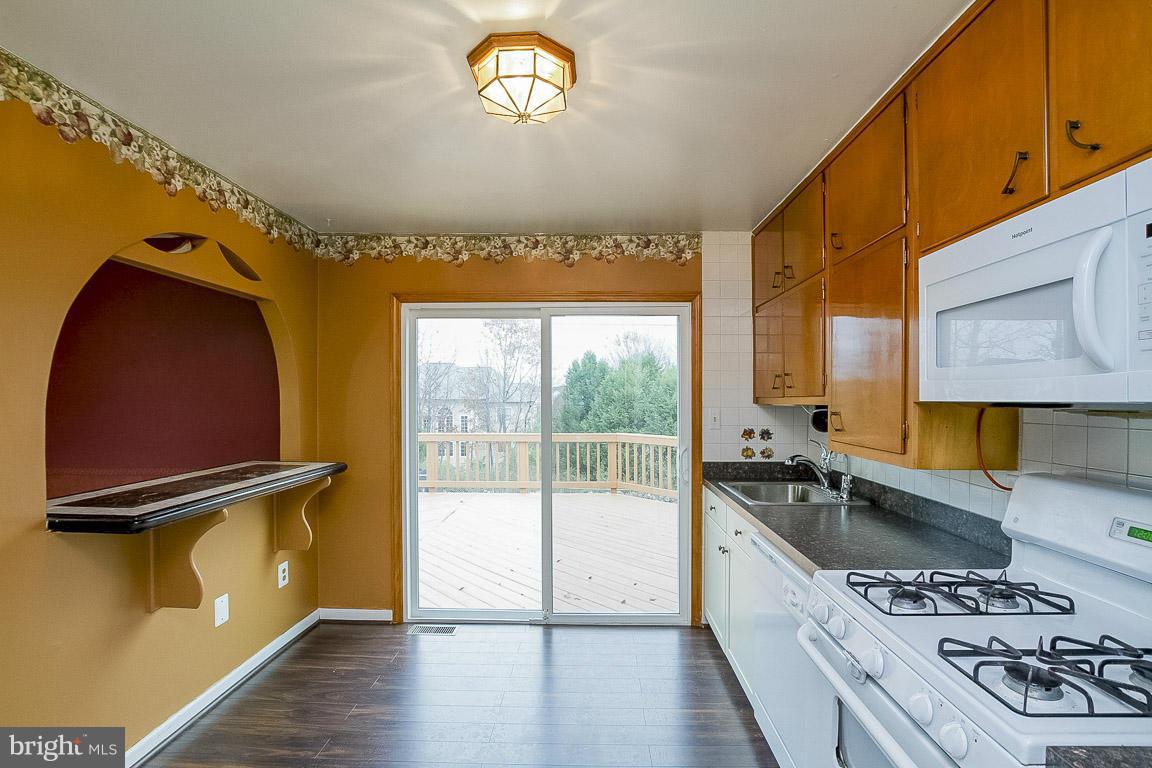 8542 Stonewall Road Manassas, VA 20110 - Photo 13 of 30 Kitchen