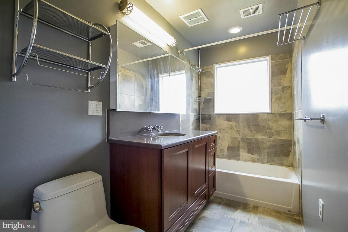 8542 Stonewall Road Manassas, VA 20110 - Photo 17 of 30 Bath