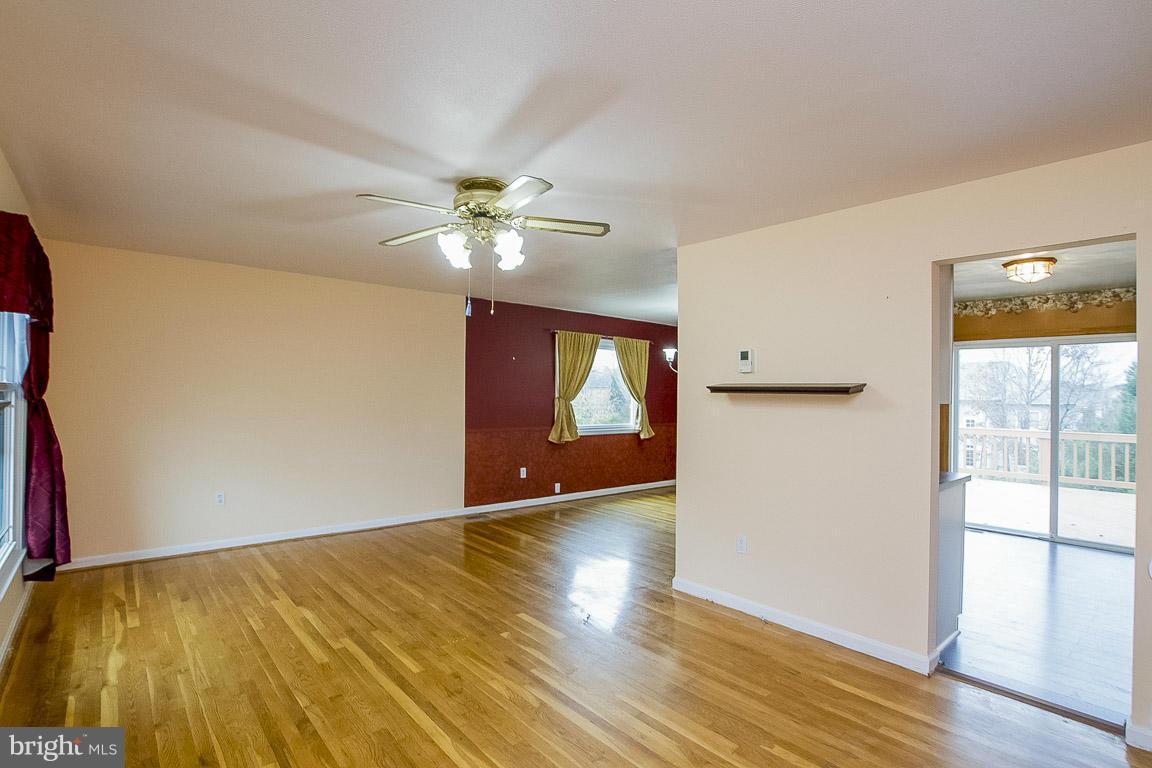 8542 Stonewall Road Manassas, VA 20110 - Photo 10 of 30 Living Room