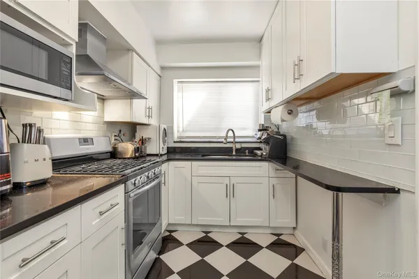 $890,000 | 82-31 165th Street | Hillcrest