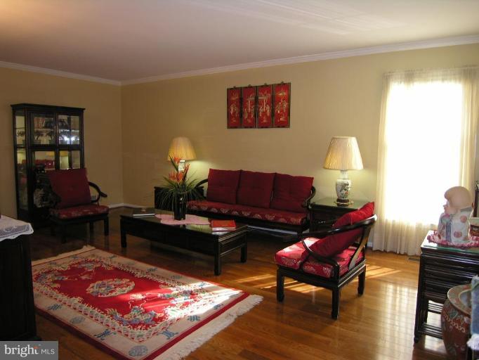 9519 Retriever Road Burke, VA 22015 - Photo 5 of 22 Living Room