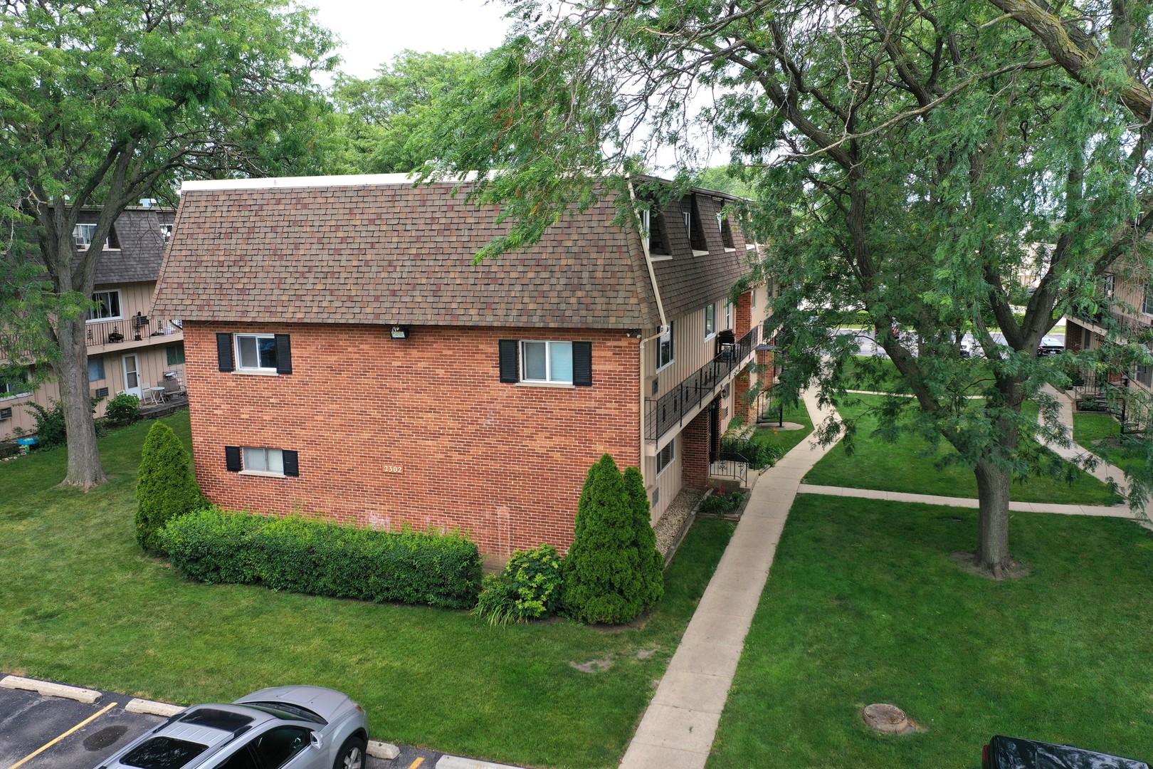 2302 West Algonquin Road, Unit 12 Rolling Meadows, IL 60008 - Photo 18 of 22 a backyard of a house with lots of green space