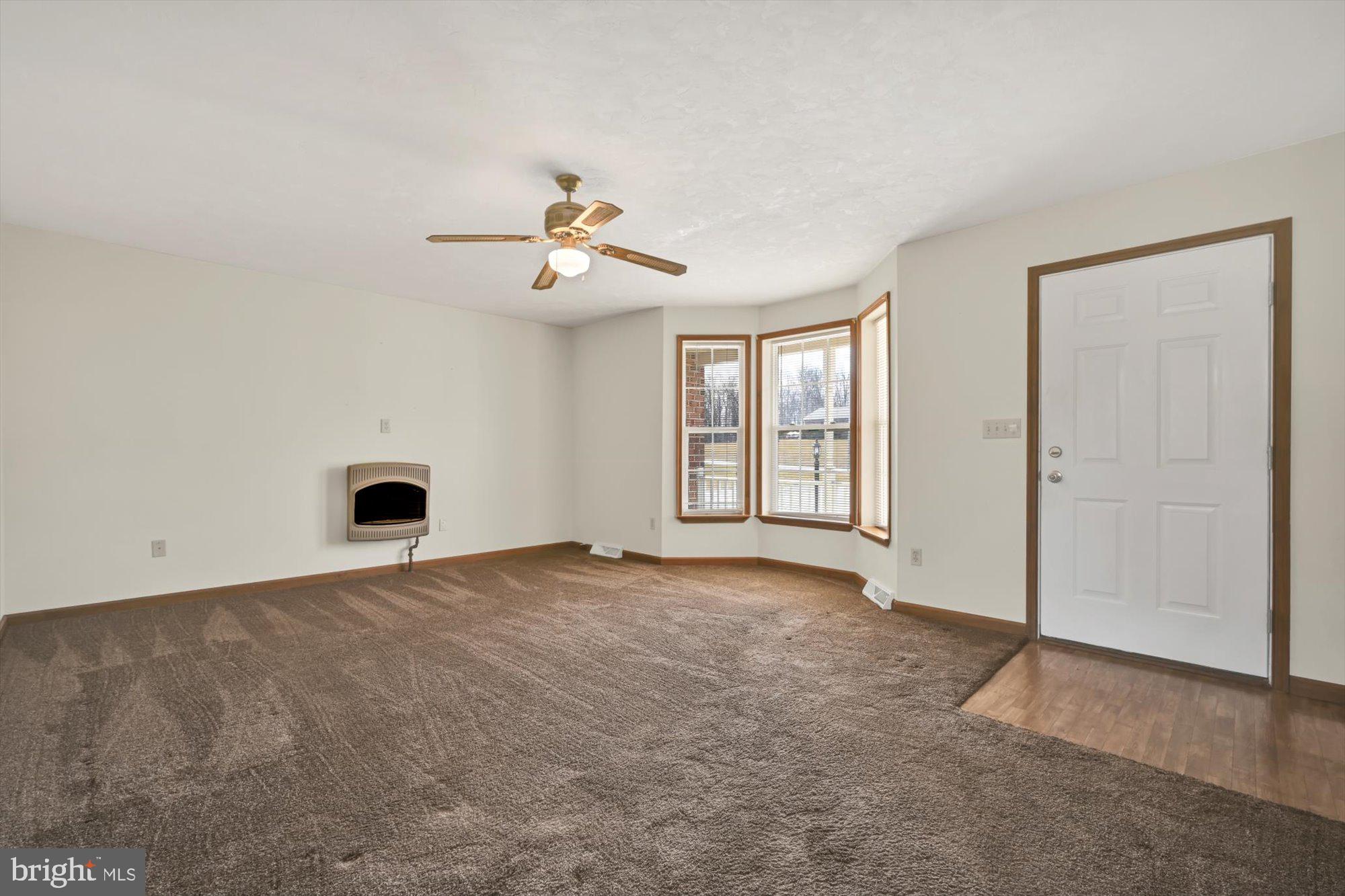 320 Deagen Road Hanover, PA 17331 - Photo 5 of 29 Living room
