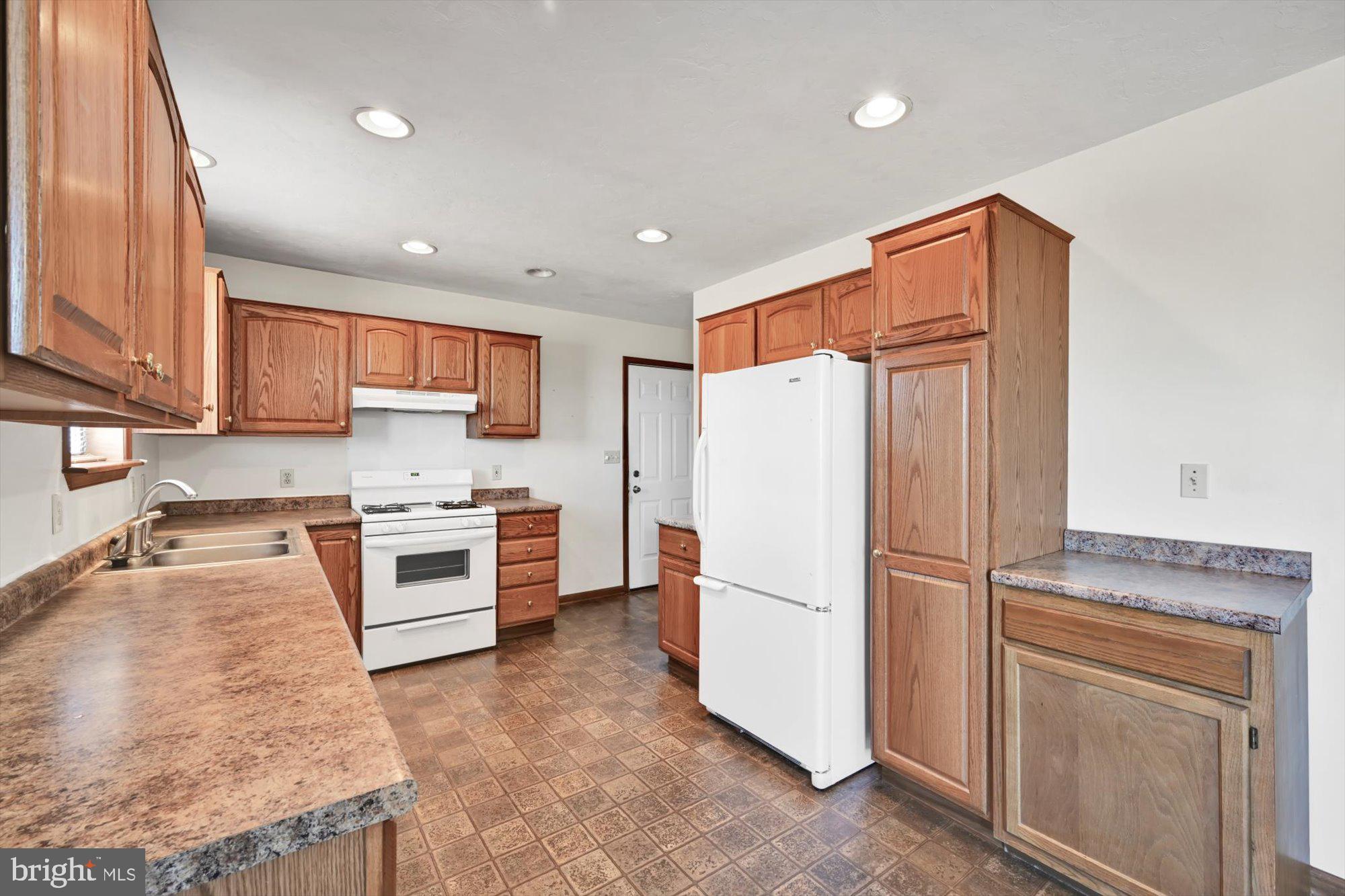 320 Deagen Road Hanover, PA 17331 - Photo 9 of 29 Spacious kitchen