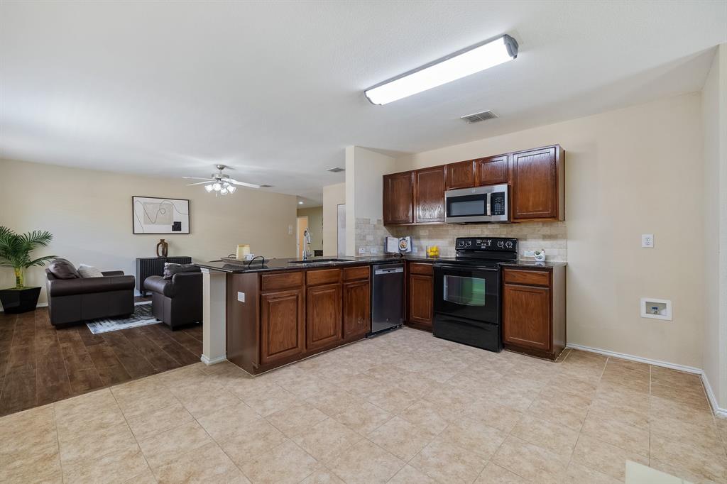 5016 Pacific Way Frisco, TX 75036 - Photo 12 of 24 a large kitchen with a stove a sink and a refrigerator