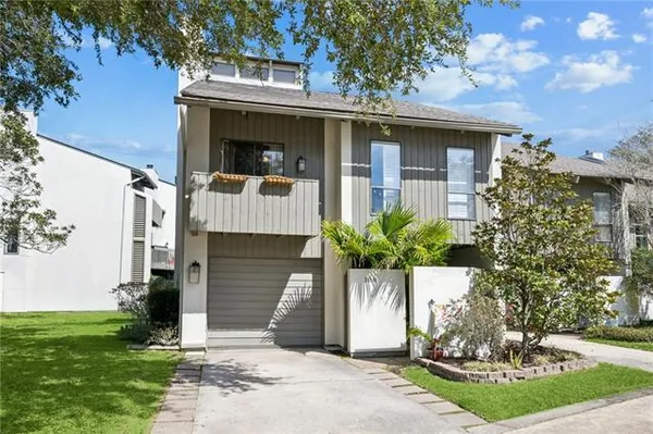 $375,000 | 106 Tchefuncte Oaks Drive, Unit 106, Mandeville, LA 70471