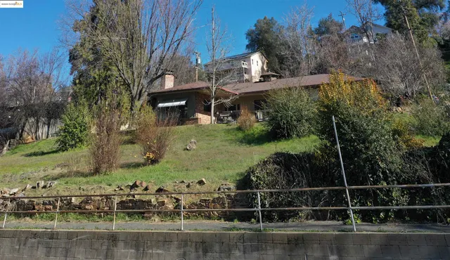 a view of painting on the wall of a house
