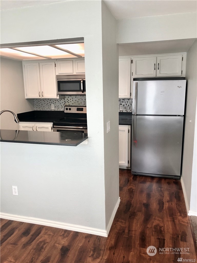 820 Cady Road, Unit B103 Everett, WA 98203 - Photo 6 of 16 a kitchen with a refrigerator and a stove