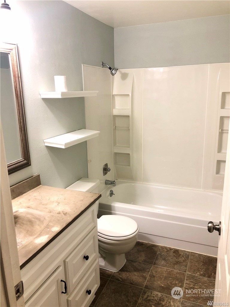 820 Cady Road, Unit B103 Everett, WA 98203 - Photo 10 of 16 a bathroom with a sink a toilet and a bathtub