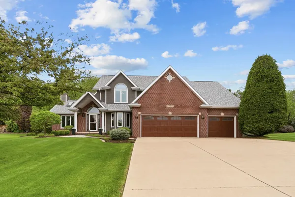 $668,500 | 4986 Foxborough Court, Bettendorf, IA 52722