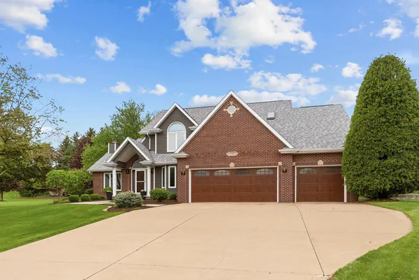 $668,500 | 4986 Foxborough Court, Bettendorf, IA 52722