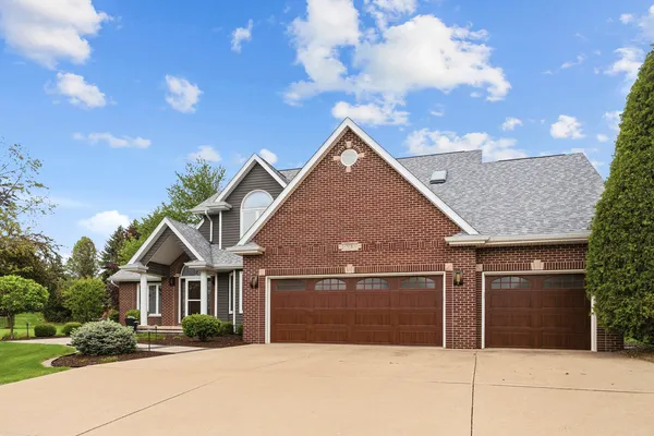 $668,500 | 4986 Foxborough Court, Bettendorf, IA 52722