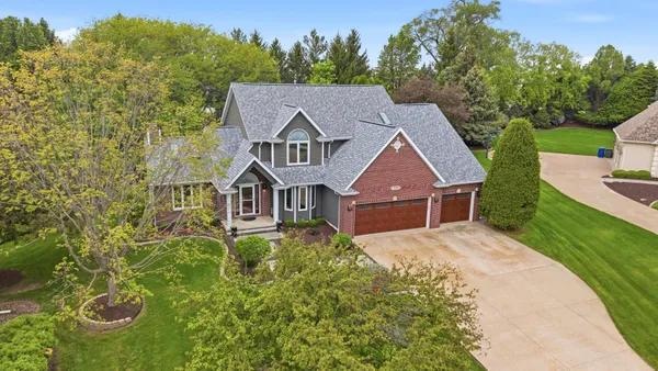 $668,500 | 4986 Foxborough Court, Bettendorf, IA 52722