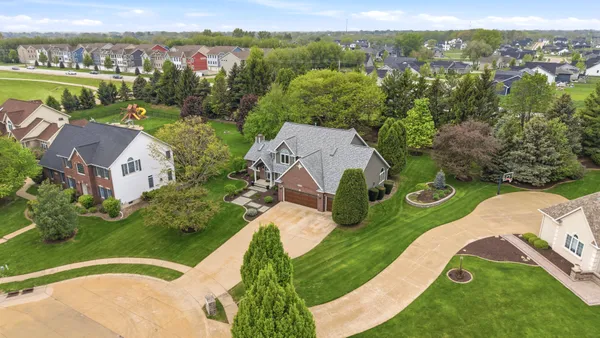 $668,500 | 4986 Foxborough Court, Bettendorf, IA 52722
