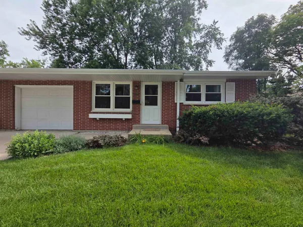 $1,700 | 426 Fisk Avenue, DeKalb, IL 60115