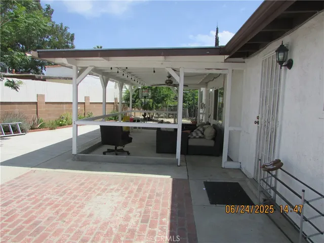 a view of living room with patio furniture and garden